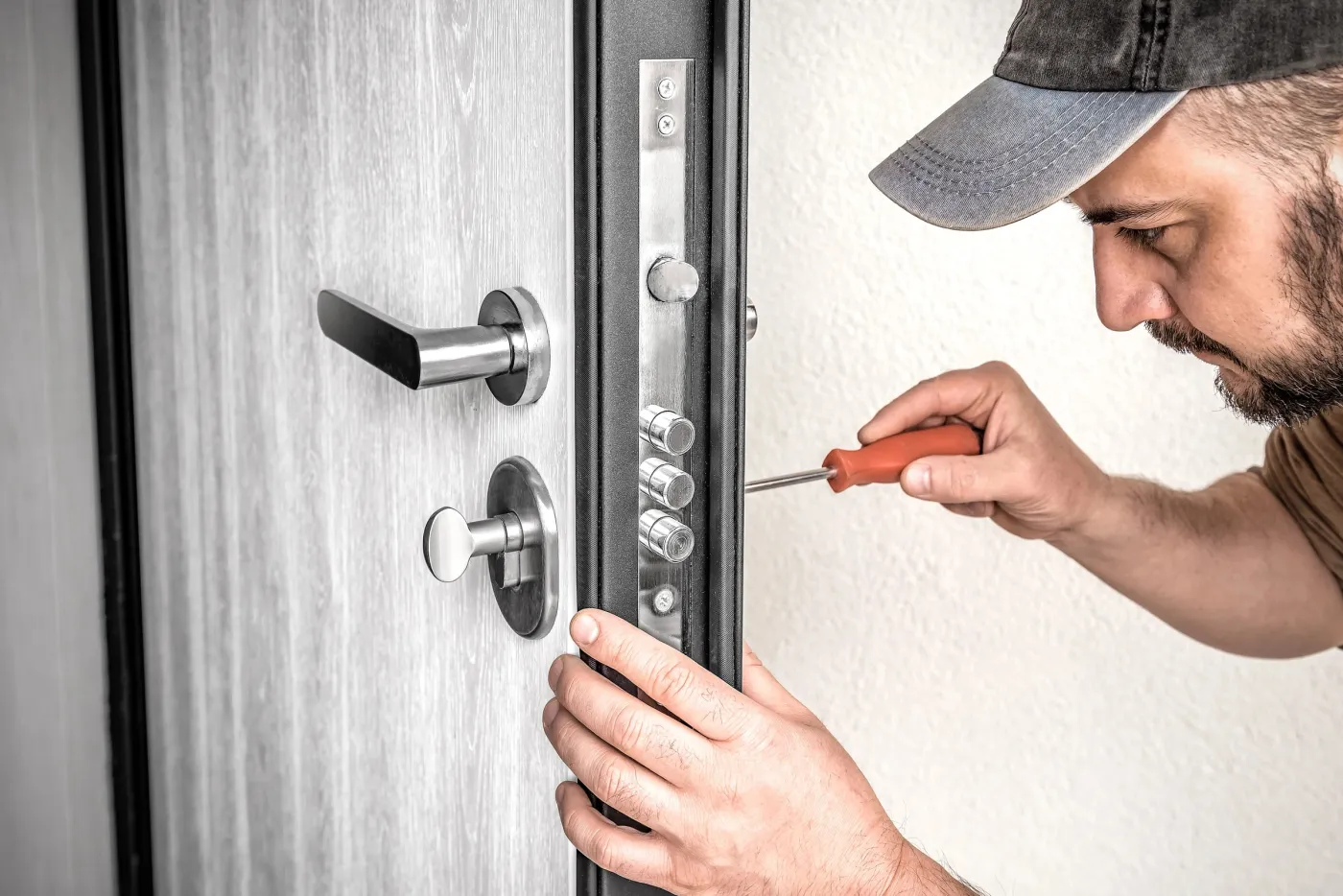Pose d'une serrure multipoints sur une porte de sûreté à Puteaux par un technicien