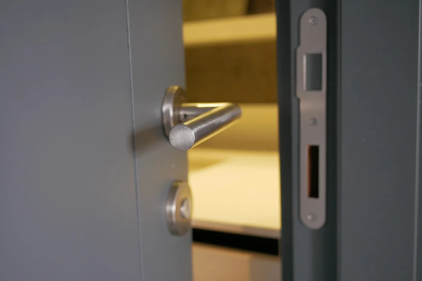 Gros plan d'une serrure de sûreté et de sa têtière sur une porte à Puteaux
