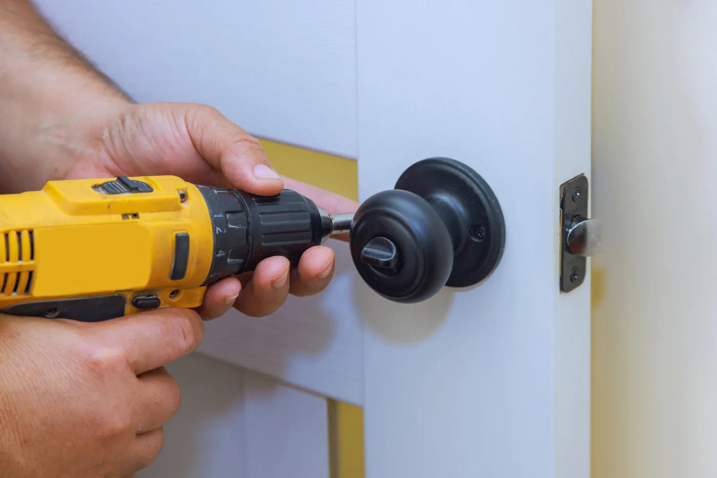 Pose et perçage d'une serrure de porte lors d'une intervention à Puteaux