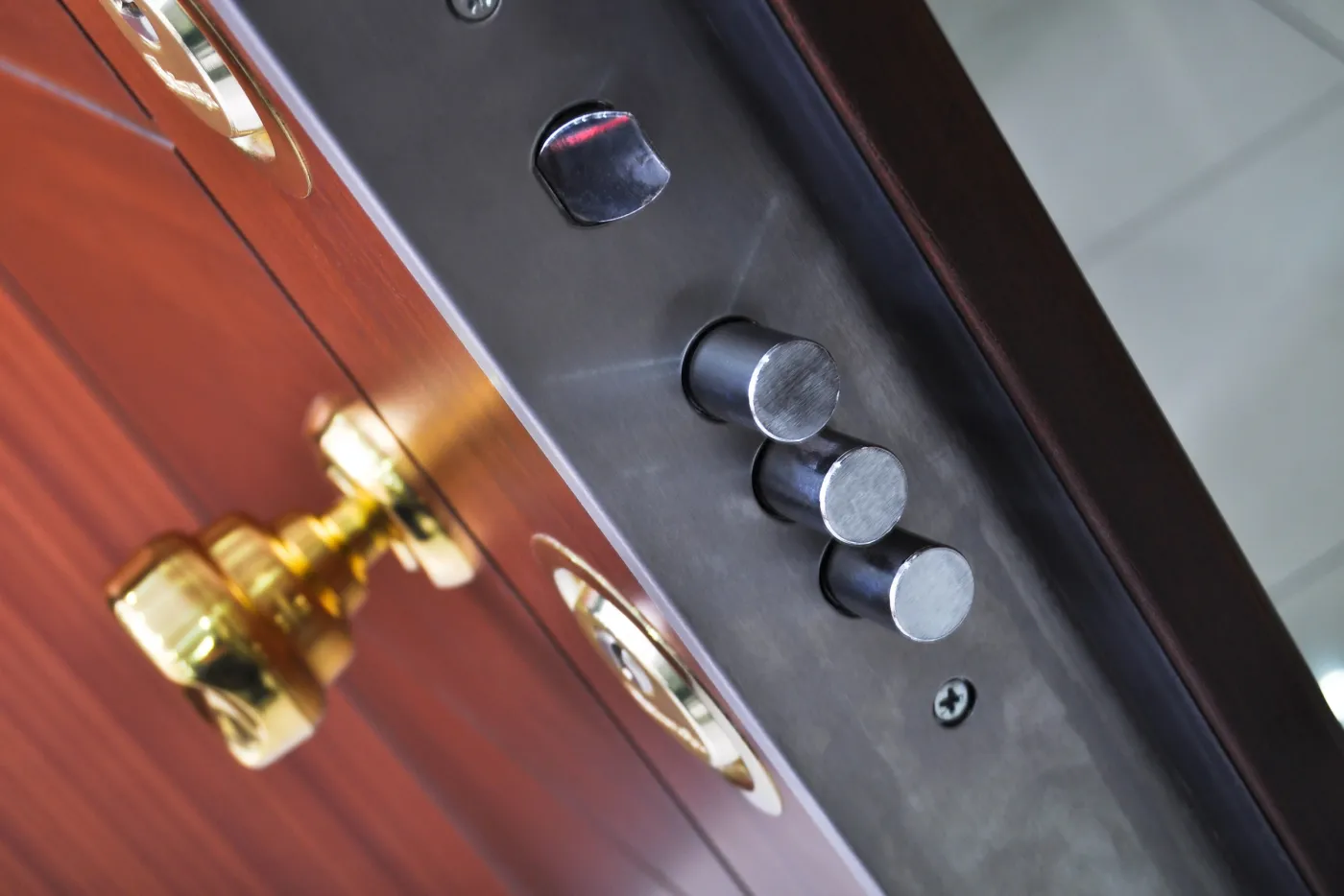Pênes en acier d'une porte blindée multipoints installée à Puteaux