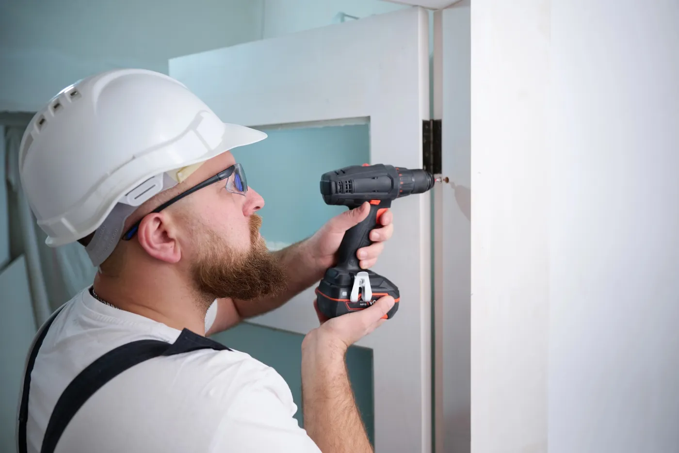 Renforcement du bâti d'une porte d'accès dans un immeuble de Puteaux